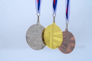Altın, gümüş ve bronz madalya ve arka planda kış doğası. Çin 'deki kış maçı için spor kupası fotoğrafı.