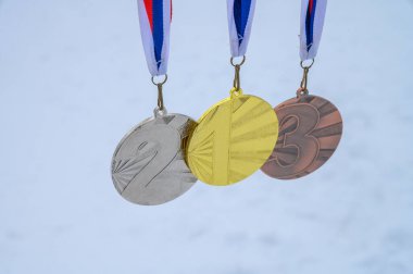 Altın, gümüş ve bronz madalya ve arka planda kış doğası. Çin 'deki kış maçı için spor kupası fotoğrafı.