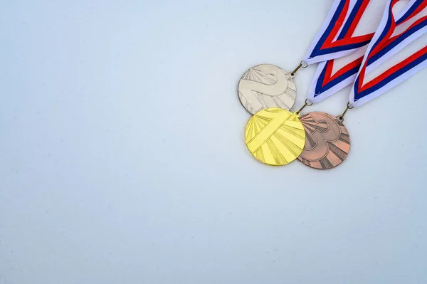 Troféu Desportivo Inverno Medalha Ouro Prata Bronze Neve Branca Fundo — Fotografia de Stock