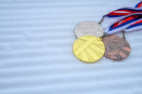 Conjunto Medalhas Troféu Para Vencedores Esporte Inverno Neve Fundo — Fotografia de Stock
