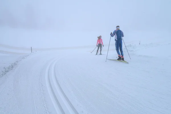 Nordic Skida Skidåkare Banan Vintern Sport Aktiv Foto Med Plats — Stockfoto