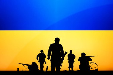 Ukrayna 'da savaş. Rusya Ukrayna 'ya saldırdı. Resim Fotoğrafı. Askerlerin Silueti, Ulusal Bayrak Arkaplanda. Avrupa 'da çatışma