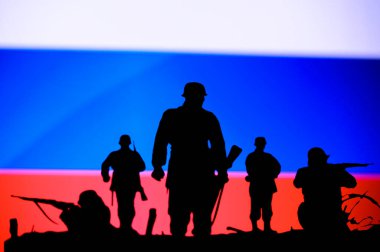 Ukrayna 'da savaş. Rusya Ukrayna 'ya saldırdı. Resim Fotoğrafı. Askerlerin Silueti, Ulusal Bayrak Arkaplanda. Avrupa 'da çatışma
