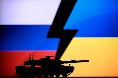 Ukrayna 'da savaş. Rusya Ukrayna 'ya saldırdı. Resim Fotoğrafı. Tankların Silueti, Ulusal Bayrak Arkaplanda. Avrupa 'da çatışma