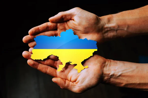 Поддержка Украины Войне Россией Руки Держащие Флаг Украины Форме Границ Стоковая Картинка