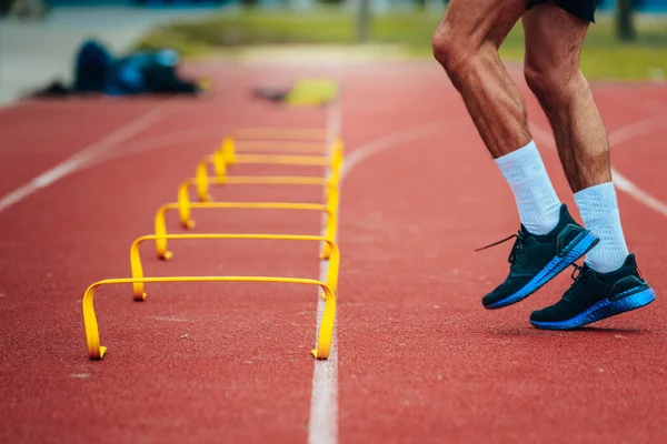 Männlicher Läufer Turnt Und Springt Auf Leichtathletik Bahn — Stockfoto