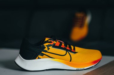 Paris, Frances, 3 Mayıs. 2022: Nike koşu ayakkabıları Pegasus 38 sarı, siyah, kırmızı ve turuncu renklerle. Zoom X Köpüklü Ayakkabılar