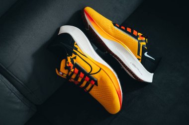 Paris, Frances, 3 Mayıs. 2022: Nike koşu ayakkabıları Pegasus 38 sarı, siyah, kırmızı ve turuncu renklerle. Zoom X Köpüklü Ayakkabılar