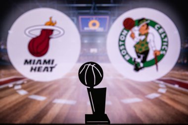 MIAMI, ABD, 16 Mayıs 2022 Miami Heat, Boston Celtics 'e karşı. NBA Doğu Konferansı Finalleri. Basketbol maçı. Ganimet Silueti ve arka plandaki takımların logosu. NBA Playoff 'ları. Final Yolu