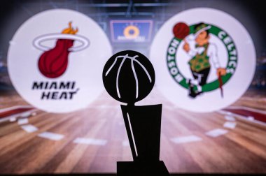 MIAMI, ABD, 16 Mayıs 2022 Miami Heat, Boston Celtics 'e karşı. NBA Doğu Konferansı Finalleri. Basketbol maçı. Ganimet Silueti ve arka plandaki takımların logosu. NBA Playoff 'ları. Final Yolu