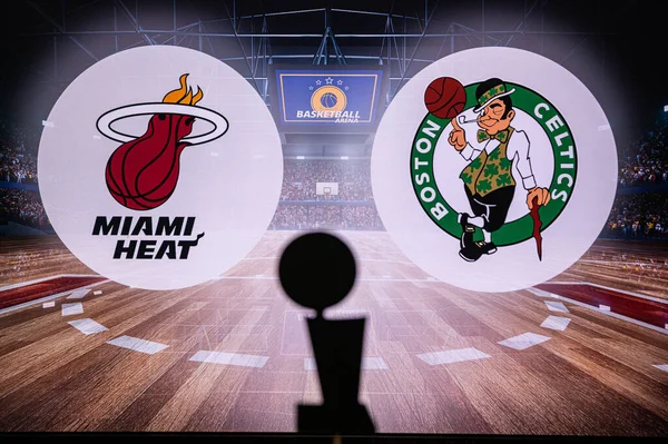 MIAMI, ABD, 16 Mayıs 2022 Miami Heat, Boston Celtics 'e karşı. NBA Doğu Konferansı Finalleri. Basketbol maçı. Ganimet Silueti ve arka plandaki takımların logosu. NBA Playoff 'ları. Final Yolu