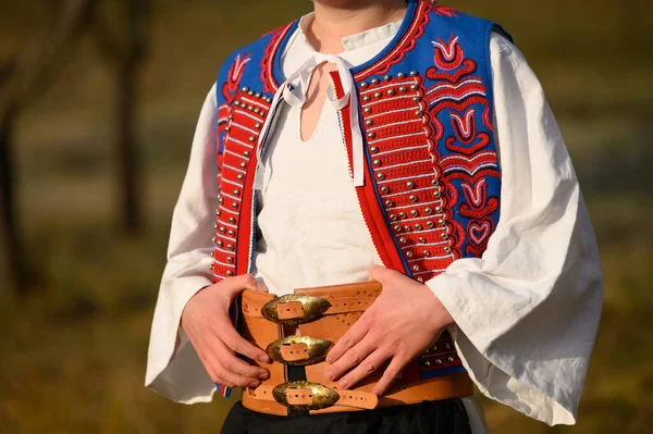 Geleneksel Halk Kostümü Giymiş Bir Adam Sonbahar Doğasında Slovakya Kostümü — Stok fotoğraf