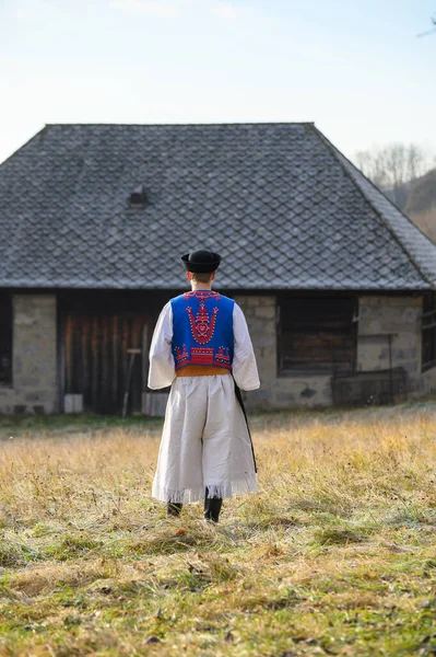 Homem Vestido Com Traje Popular Tradicional Traje Eslovaco Natureza Outono — Fotografia de Stock