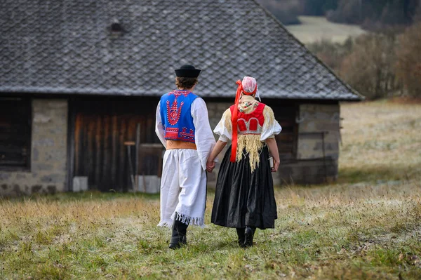 Geleneksel Halk Kostümü Giymiş Bir Çift Sonbahar Doğasında Slovakya Kostümü — Stok fotoğraf