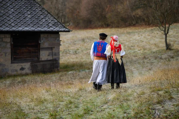 Una Pareja Vestida Con Traje Tradicional Popular Disfraz Eslovaco Otoño —  Fotos de Stock