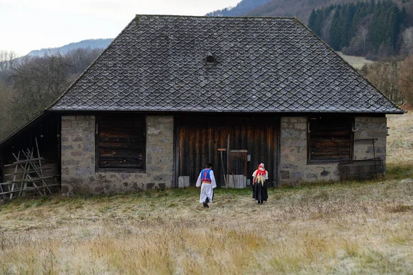 Egy Pár Hagyományos Népviseletben Szlovák Jelmez Őszi Természetben Régi Vidéki — Stock Fotó