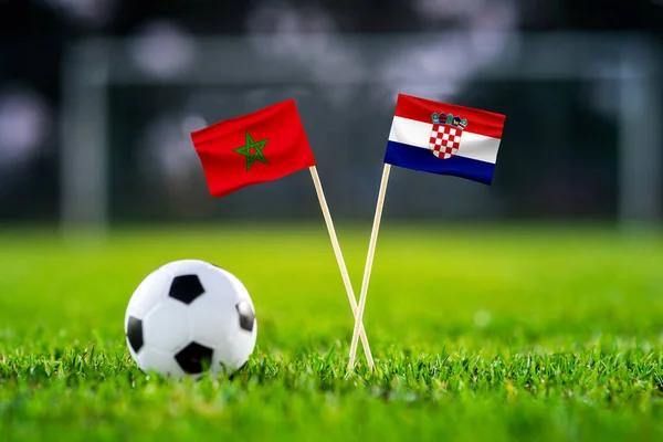 モロッコVsクロアチア 11月23日 バイト サッカー試合用壁紙 手作り国旗 サッカーボールを緑の芝生の上でマッチさせる 背景にサッカースタジアム ブラック編集スペース — ストック写真
