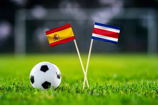 2022年10月 スペインVsコスタリカ アルトゥママ スタジアム サッカー試合壁紙 手作り国旗と緑の芝生の上でサッカーボール 背景にサッカースタジアム ブラック編集スペース — ストック写真