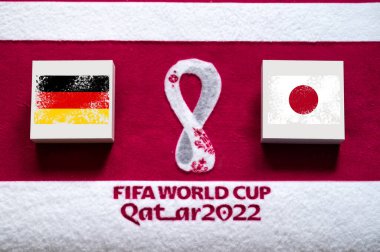 DOHA, Katar, 3. Grup E: Almanya Japonya 'ya karşı, Halife Uluslararası Stadyumu, Al Rayyan, Katar 2022' de FIFA Dünya Kupası, ulusal bayraklarla futbol maçı, düzenleme alanı ile pankart. Futbol duvar kâğıdı