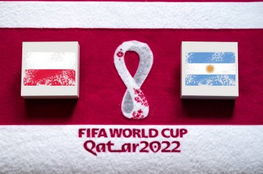 DOHA, Katar, 3. Grup C: Polonya Arjantin 'e karşı, Stadyum 974, Doha, Katar 2022' de FIFA Dünya Kupası, Ulusal bayraklarla futbol maçı, kurgu alanı ile pankart. Futbol duvar kâğıdı