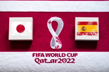 DOHA, Katar, 3. Grup E: Japonya İspanya 'ya karşı, Halife Uluslararası Stadyumu, Al Rayyan, Katar 2022' de FIFA Dünya Kupası, ulusal bayraklarla futbol maçı, düzenleme alanı ile pankart. Futbol duvar kâğıdı