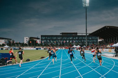 SAMORIN, SLOVAKIA, 9. Profesyonel 200 metre koşu yarışı var. Sporcular mavi yolda koşar