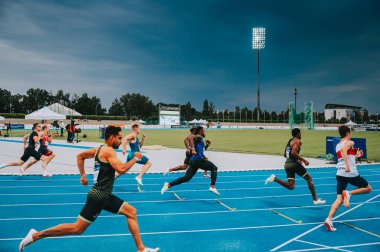SAMORIN, SLOVAKIA, 9. Yarış pisti, atletizm ve saha koşucuları profesyonel koşu yarışında. Dünya Atletizm ve Dünya Şampiyonası için ön eleme