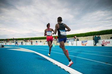 SAMORIN, SLOVAKIA, 9. Hipodrom ve saha uzun mesafe profesyonel yarışı. Kenya ve Etiyopya 'da koşmak. Mavi Track 'te bayan atlet