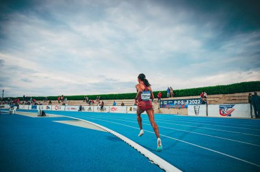 SAMORIN, SLOVAKIA, 9. - Gudaf Tsegay. Etiyopya 'dan uzun mesafe bayan koşucusu mavi atletizm pistinde koşuyor. Dünya Şampiyonası 'ndan önce yarış. 5.000 metre yarışı.