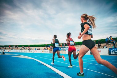 SAMORIN, SLOVAKIA, 9. Hipodrom ve saha uzun mesafe profesyonel yarışı. Kenya ve Etiyopya 'da koşmak. Mavi Pist 'te bayan sporcu. Dünya Şampiyonasına Hazırlık.