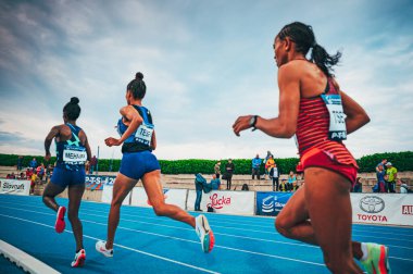 SAMORIN, SLOVAKIA, 9. Hipodrom ve saha uzun mesafe profesyonel yarışı. Kenya ve Etiyopya 'da koşmak. Mavi Pist 'te bayan sporcu. Dünya Şampiyonasına Hazırlık.
