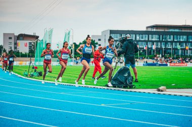 SAMORIN, SLOVAKIA, 9. Kadınlar uzun mesafeli atletizm yarışı. Koşu ve Saha. Afrika 'dan, Kenya' dan ve Etiyopya 'dan gelen kadın koşucular mavi yolda koşuyorlar. Dünya Şampiyonası için hazırlanın..