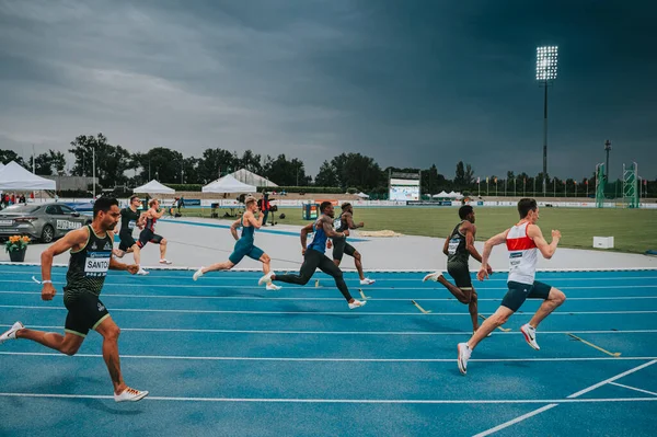 Samorin Słowacja Profesjonalny Bieg 200 Metrów Sportowcy Biegają Niebieskim Torze — Zdjęcie stockowe