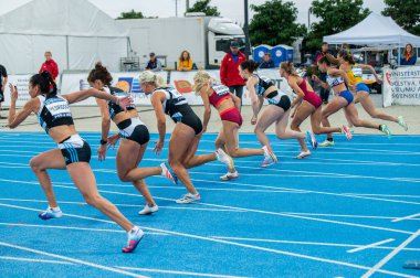 SAMORIN, SLOVAKIA, 9. Engellilerle koşu ve saha profesyoneli 100 metre koşu yarışı. Koşu ve Atletizm fotoğrafı. Mavi pistte spor karşılaşması. Dünya şampiyonası için hazırlık.