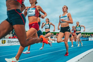 SAMORIN, SLOVAKIA, 9. Yarış pisti, profesyonel 800 metre kadın yarışı. Mavi atletizm pistinde koşan sporcular. Spor fotoğrafı. Elmas Ligi 'nden önceki yarış. Orta mesafe 800 ve 1500 metre.