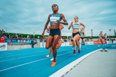 SAMORIN, SLOVAKIA, 9. Pist ve saha profesyoneli 800 metre yarışı. Mavi atletizm pistinde koşan bayan sporcular. Spor fotoğrafı. Dünya Şampiyonası 'ndan önce yarış. Orta mesafe 800 ve 1500 metre.