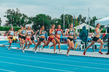 SAMORIN, SLOVAKIA, 9. Yarış pisti, profesyonel 800 metre kadın yarışı. Mavi atletizm pistinde koşan sporcular. Spor fotoğrafı. Elmas Ligi 'nden önceki yarış. Orta mesafe 800 ve 1500 metre.