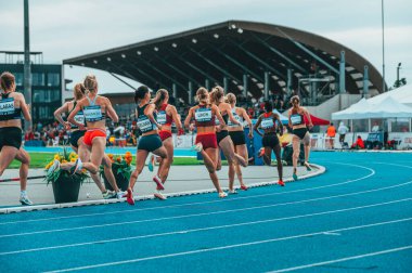 SAMORIN, SLOVAKIA, 9. Pist ve saha profesyoneli 800 metre yarışı. Mavi atletizm pistinde koşan bayan sporcular. Spor fotoğrafı. Dünya Şampiyonası 'ndan önce yarış. Orta mesafe 800 ve 1500 metre.