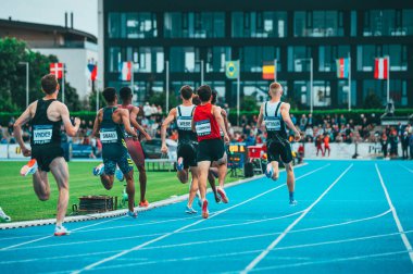 SAMORIN, SLOVAKIA, 9. Pist ve saha profesyoneli 800 metre yarışı. Mavi atletizm pistinde koşan sporcular. Spor fotoğrafı. Dünya Şampiyonası 'ndan önce yarış. Orta mesafe 800 ve 1500 metre.