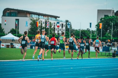 SAMORIN, SLOVAKIA, 9. Pist ve saha profesyoneli 800 metre yarışı. Mavi atletizm pistinde koşan sporcular. Spor fotoğrafı. Dünya Şampiyonası 'ndan önce yarış. Orta mesafe 800 ve 1500 metre.