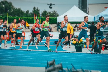 SAMORIN, SLOVAKIA, 9. Pist ve saha profesyoneli 800 metre yarışı. Mavi atletizm pistinde koşan sporcular. Spor fotoğrafı. Dünya Şampiyonası 'ndan önce yarış. Orta mesafe 800 ve 1500 metre.