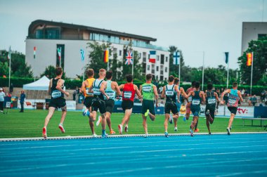 SAMORIN, SLOVAKIA, 9. Koşu, Koşu, Koşu ve Saha Profesyonel 800 metre erkek yarışı. Mavi atletizm pistinde koşan sporcular. Spor fotoğrafı. Elmas Ligi 'nden önceki yarış. Orta mesafe 800 ve 1500 metre