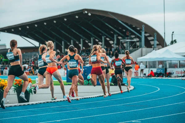 SAMORIN, SLOVAKIA, 9. Yarış pisti, profesyonel 800 metre kadın yarışı. Mavi atletizm pistinde koşan sporcular. Spor fotoğrafı. Elmas Ligi 'nden önceki yarış. Orta mesafe 800 ve 1500 metre.