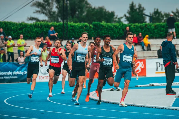 사모라 800M 선수들은 트랙에서 스포츠 다이아몬드 레이스 800 1500M — 스톡 사진