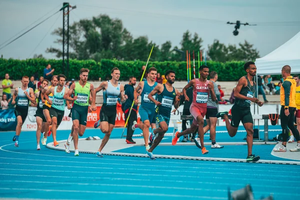 Samorin Słowacja Bieg Tor Pole Profesjonalny 800M Męski Wyścig Sportowcy — Zdjęcie stockowe