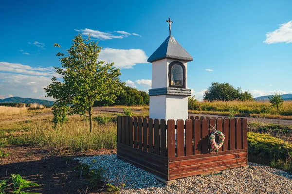 Christian Chapel Village Rural Setting Field Cross Chapel Tree Blue — ストック写真