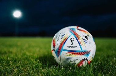 Katar, DOHA, 18 Temmuz 2022: Resmi Adidas Fifa Dünya Kupası futbol topu Al Rihla. Katar 2022 Dünya Şampiyonası. Stadyumdaki yeşil çimlerin üzerinde futbol maçı topu. FIFA 22, siyah düzenleme alanı.