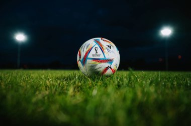 Katar, DOHA, 18 Temmuz 2022: Resmi Adidas Fifa Dünya Kupası futbol topu Al Rihla. Katar 2022 Dünya Şampiyonası. Stadyumdaki yeşil çimlerin üzerinde futbol maçı topu. FIFA 22, siyah düzenleme alanı.