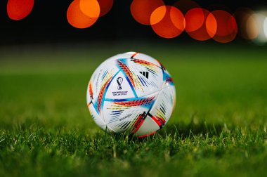Katar, DOHA, 18 Temmuz 2022: Resmi Adidas Fifa Dünya Kupası futbol topu Al Rihla. Katar 2022 Dünya Şampiyonası. Stadyumdaki yeşil çimlerin üzerinde futbol maçı topu. FIFA 22, siyah düzenleme alanı.