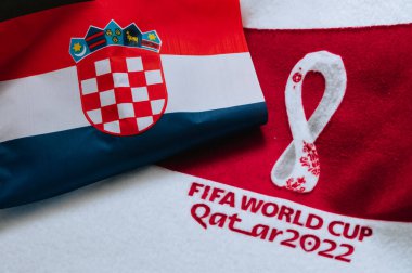Katar, DOHA, 18 Temmuz 2022: Hırvatistan Ulusal Bayrağı ve Katar 2022 FIFA Dünya Kupası logosu kırmızı halıda. Futbol sporu arka planı, düzenleme alanı. Katar 22 Duvar Kağıdı. Ulusal sembol, futbol etkinliği